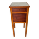 Table de chevet vintage en bois avec plateau en marbre.