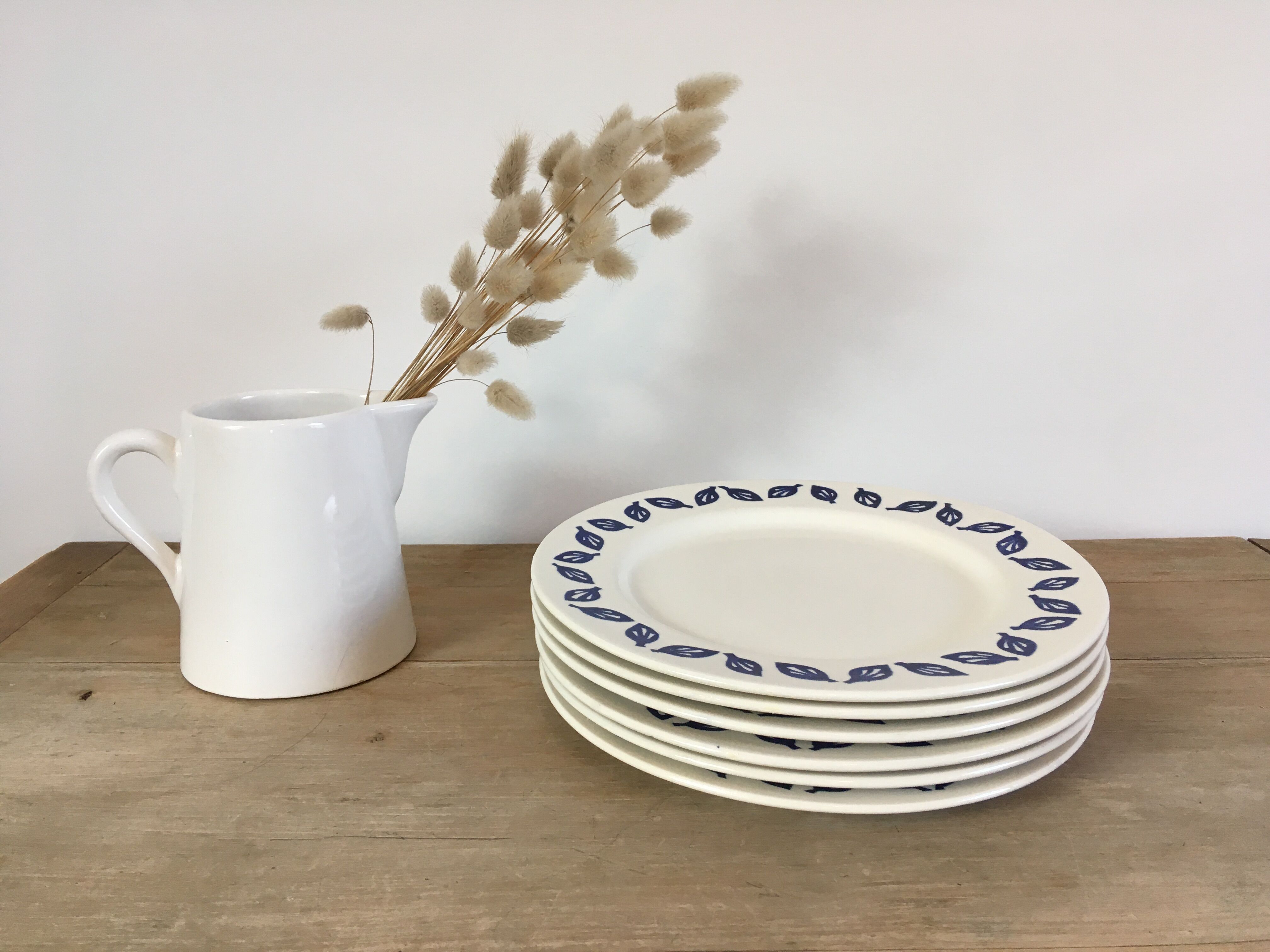 Flat plates blue leaves