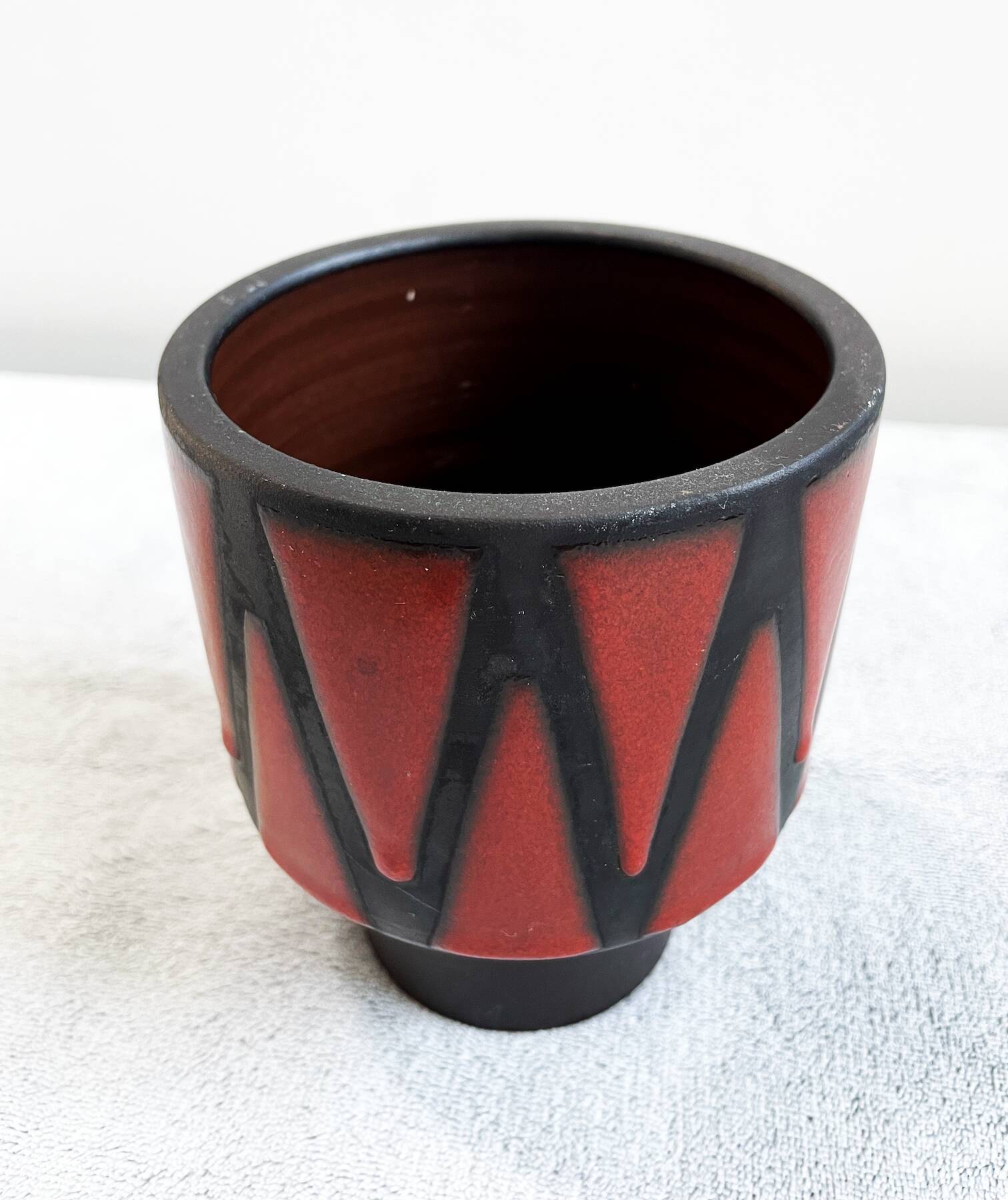 Wendelin Stahl 655-20 Red Brown Vase with Zig Zag Motif, German Studio Pottery with Red Triangles