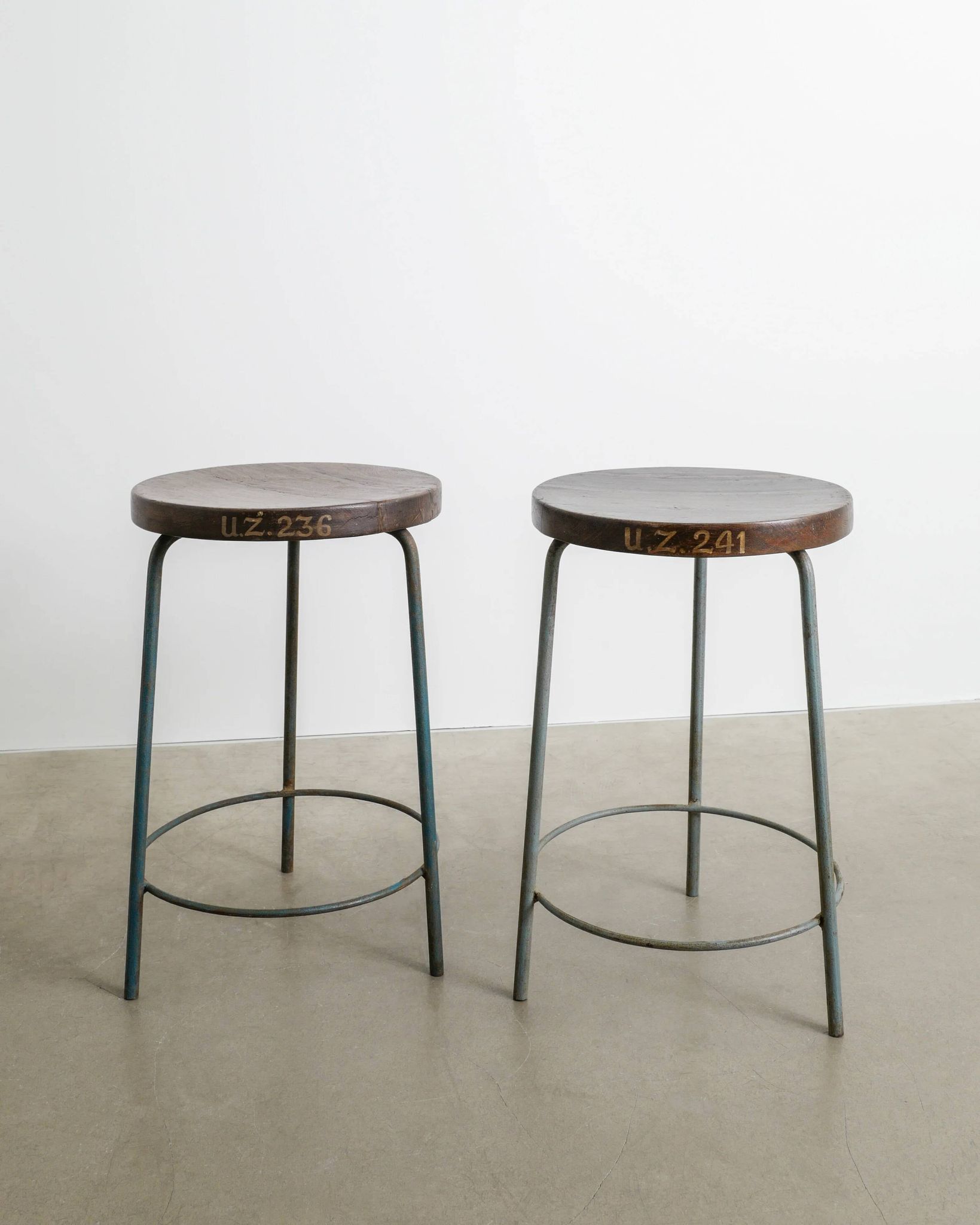 Paire de tabourets de bar hauts Pierre Jeanneret, années 1950