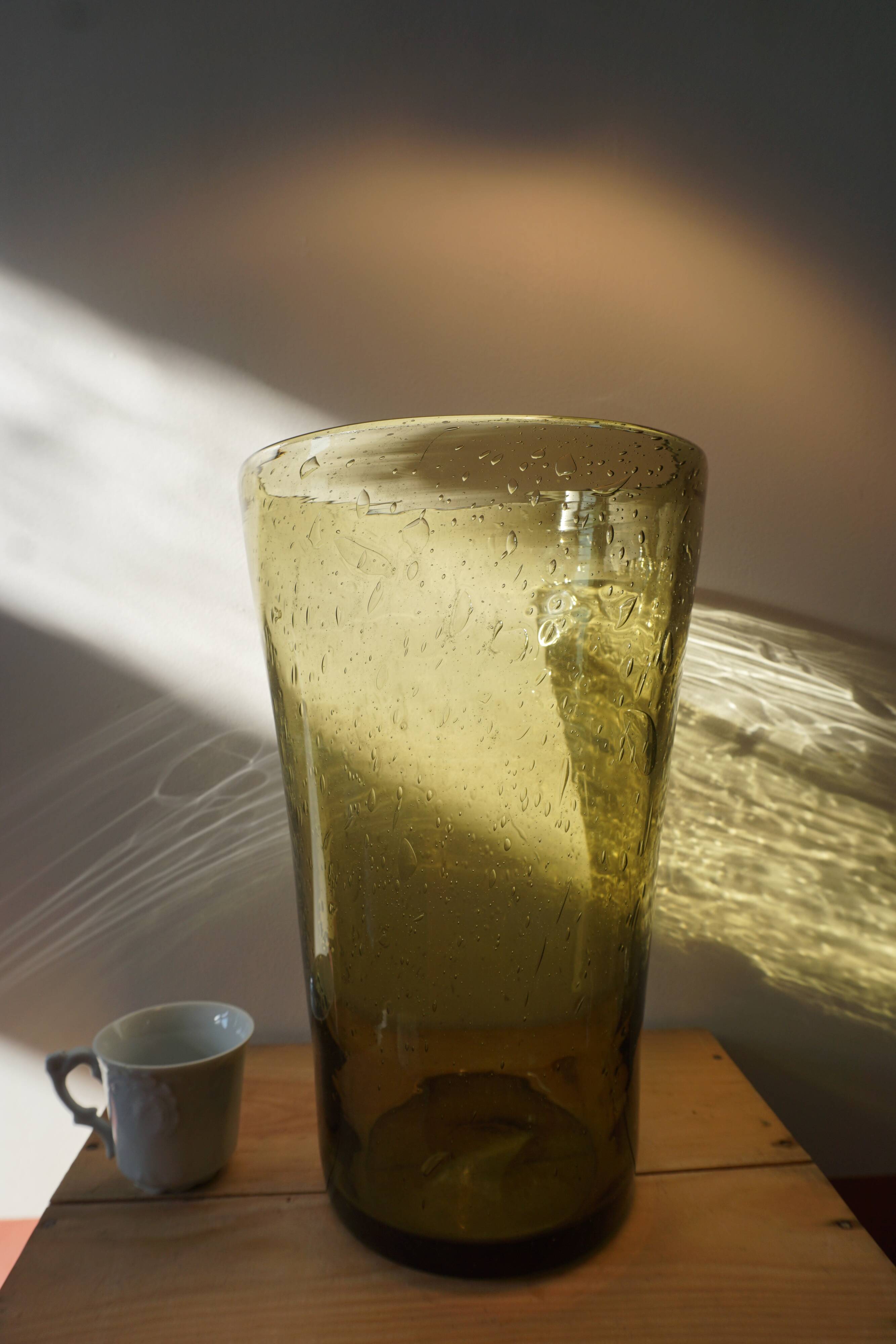 Grand vase en verre soufflé et bullé