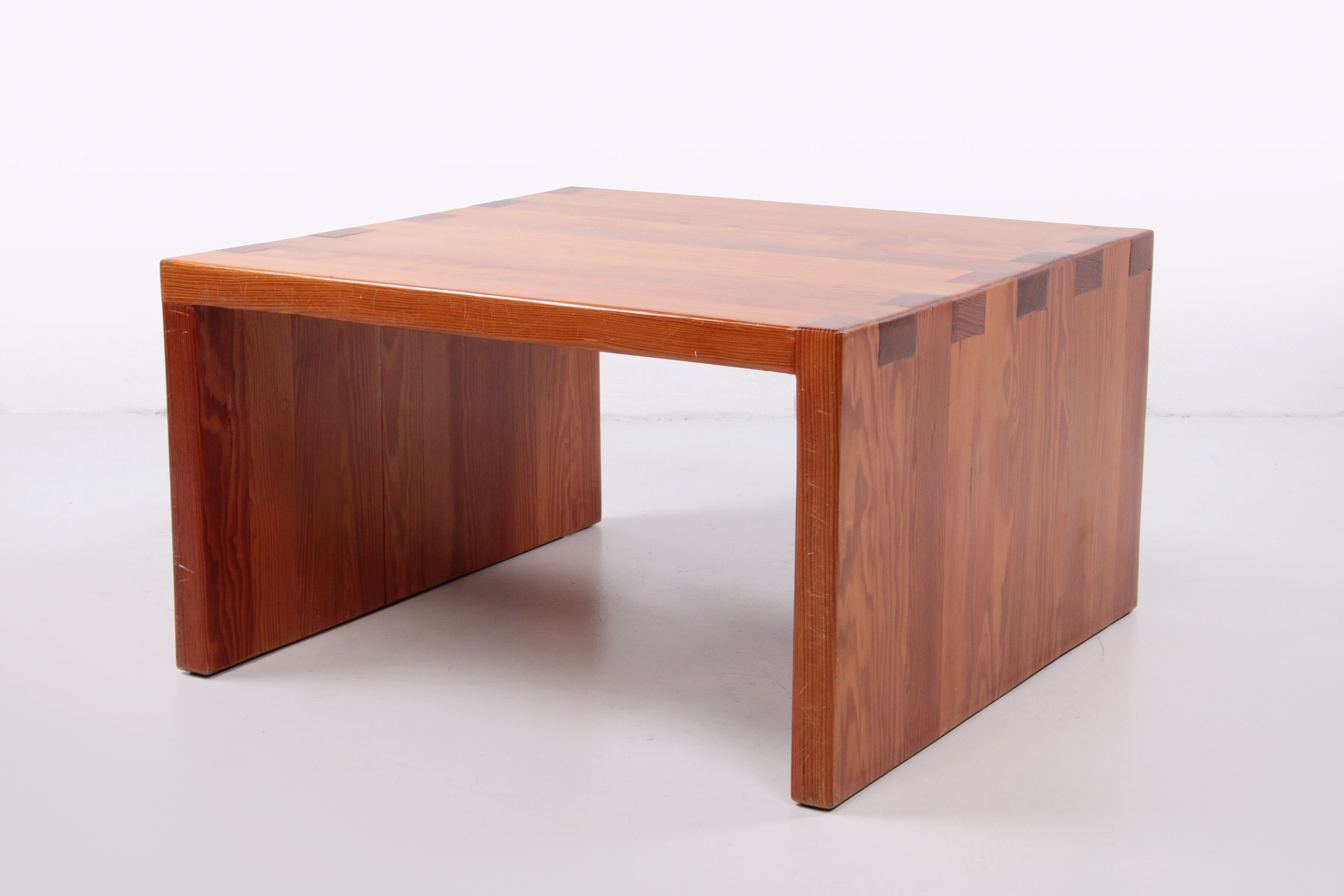 Table basse en bois Français de pin brutaliste, 1970 France