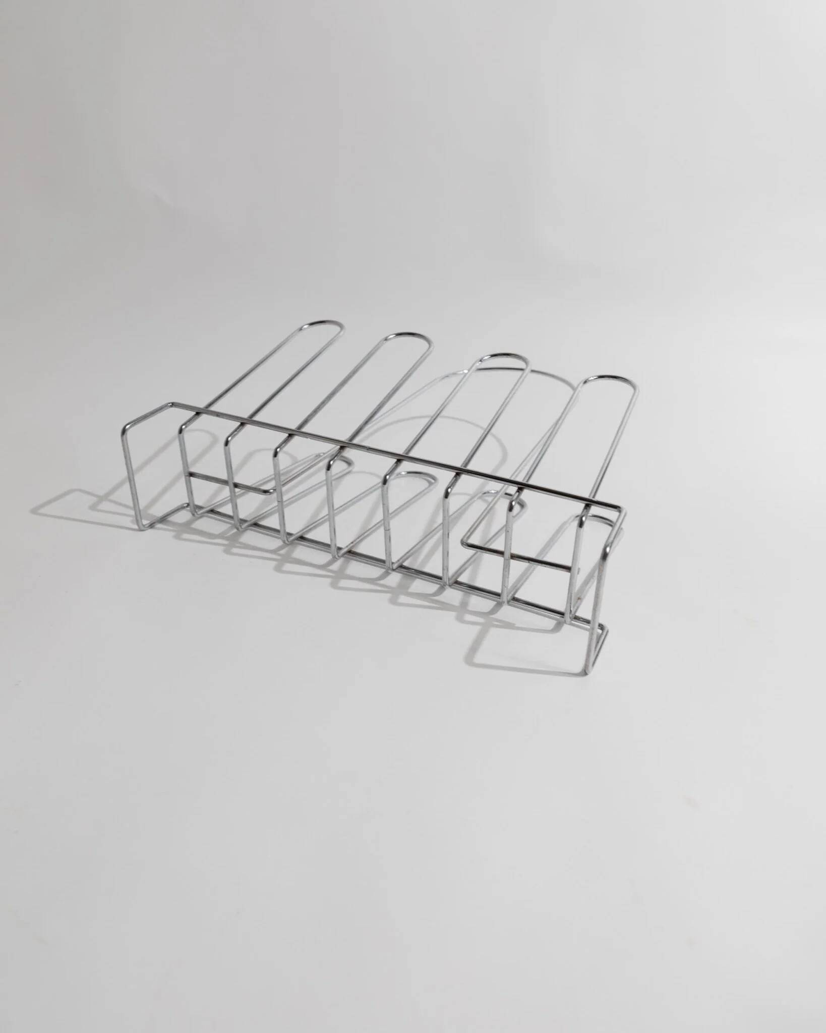 Vintage chrome metal magazine rack - Space Age design from the 1970s - Decorative storage for magazines and books - Elegant retro gift idea