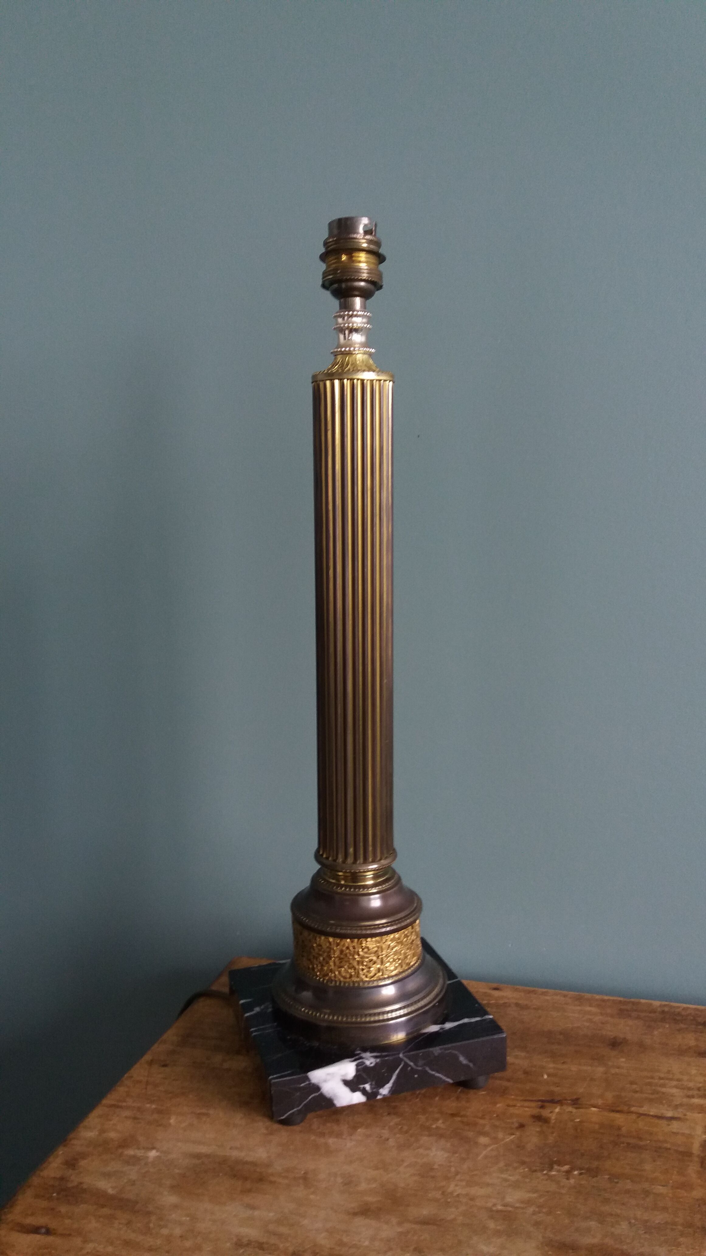 Antique column lamp in marble and gilded metal