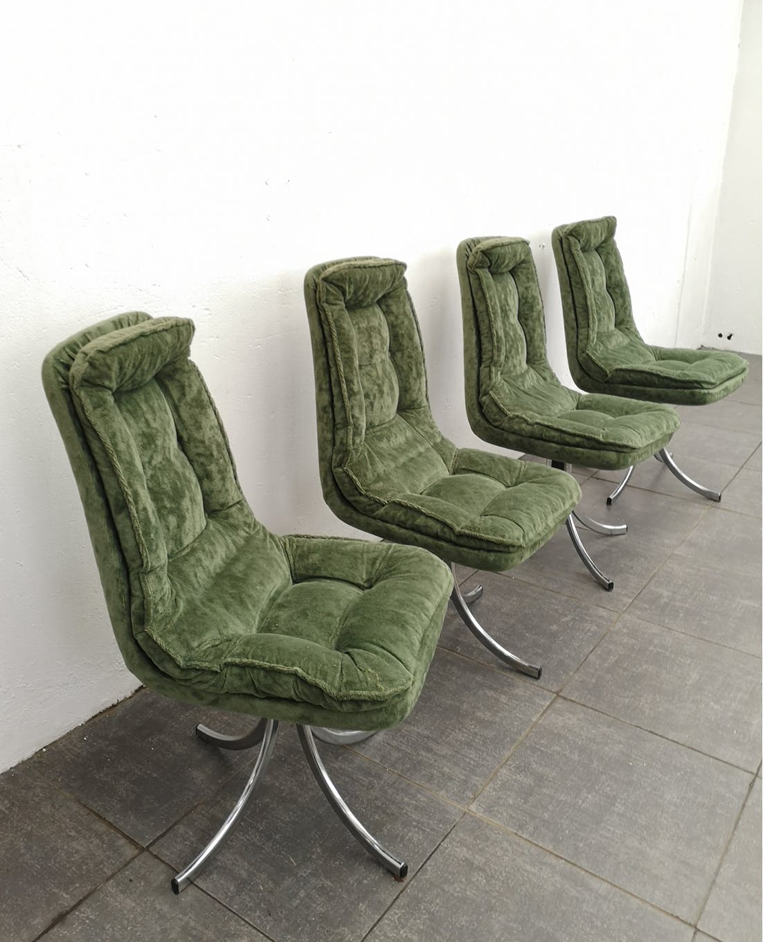 4 vintage chrome foot chairs