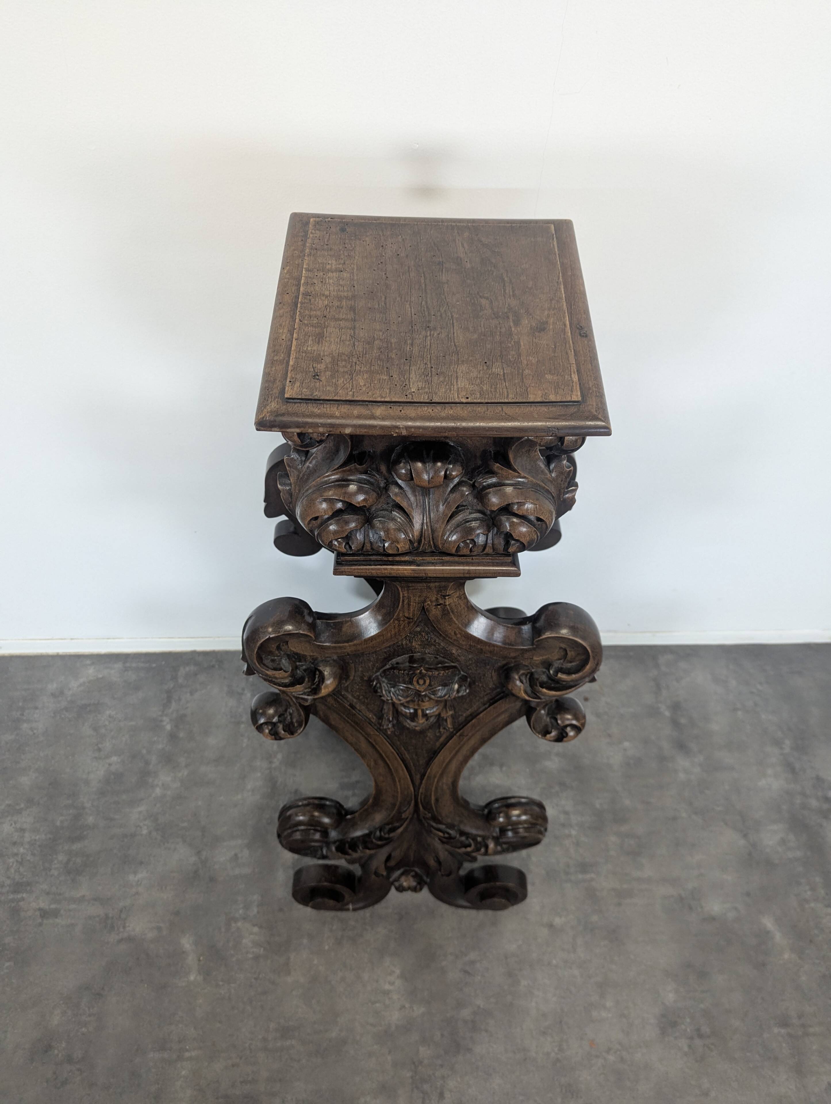 Selette de style Renaissance en noyer