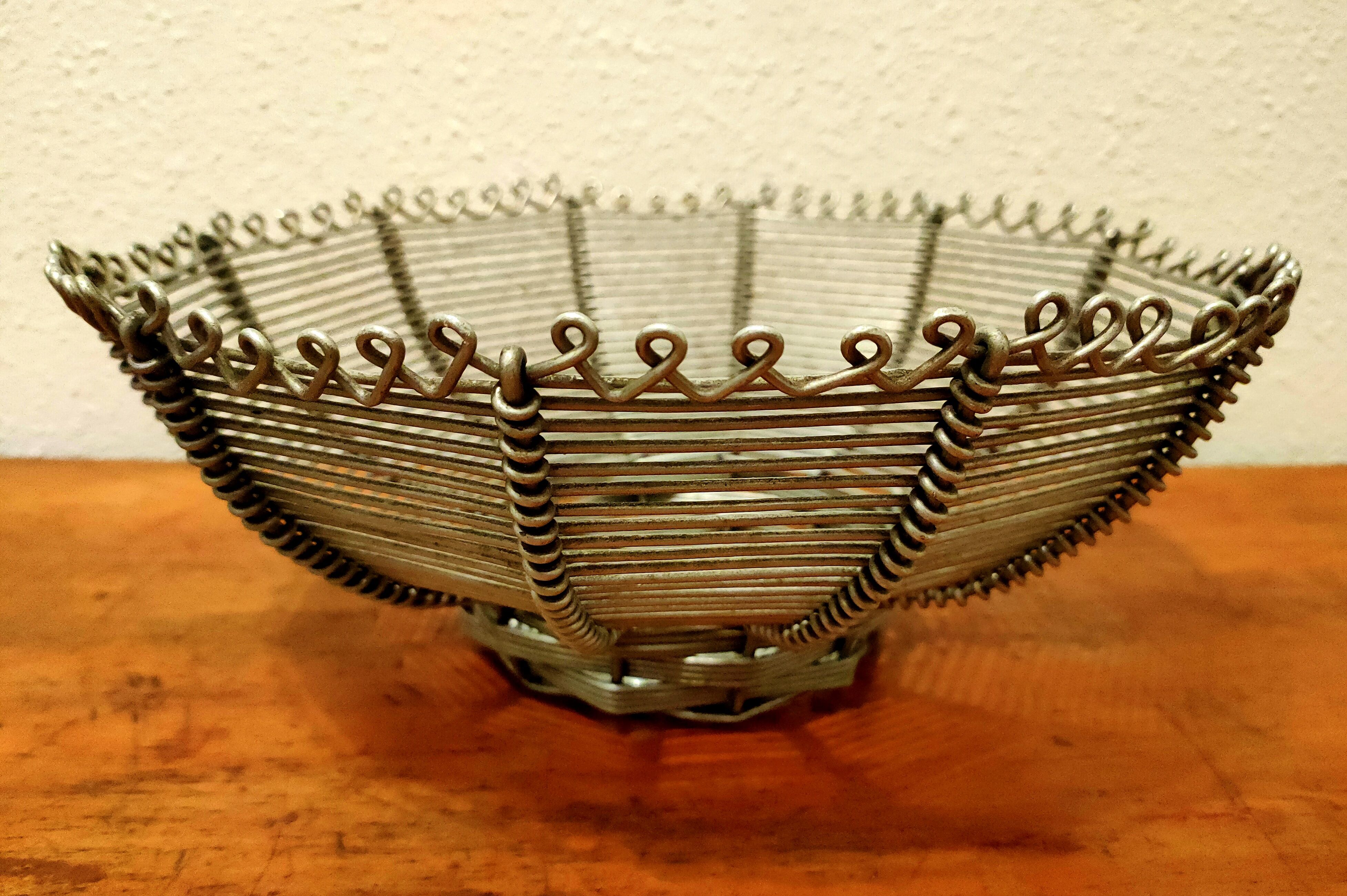 Fruit or walnut basket, made of metal