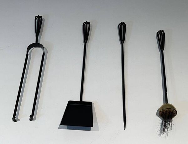 Nécessaire de Feu Design en Métal Laqué Noir et Laiton Poli. France. Vers 1