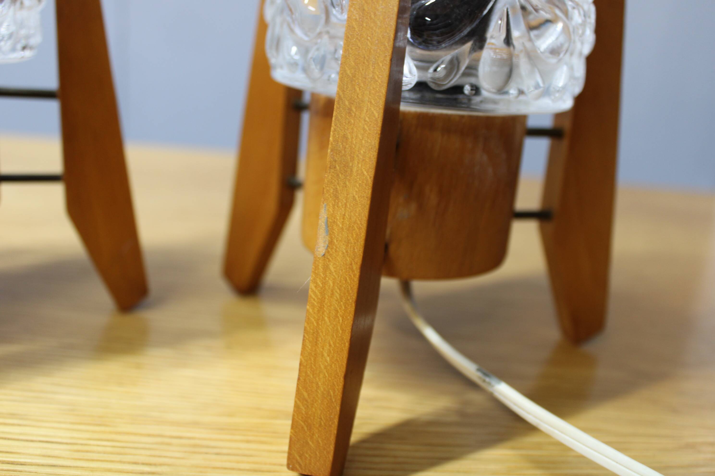 Paire de lampes de table en bois et verre jaune des années 1970 en style mid-century.