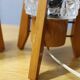 Paire de lampes de table en bois et verre jaune des années 1970 en style mid-century.