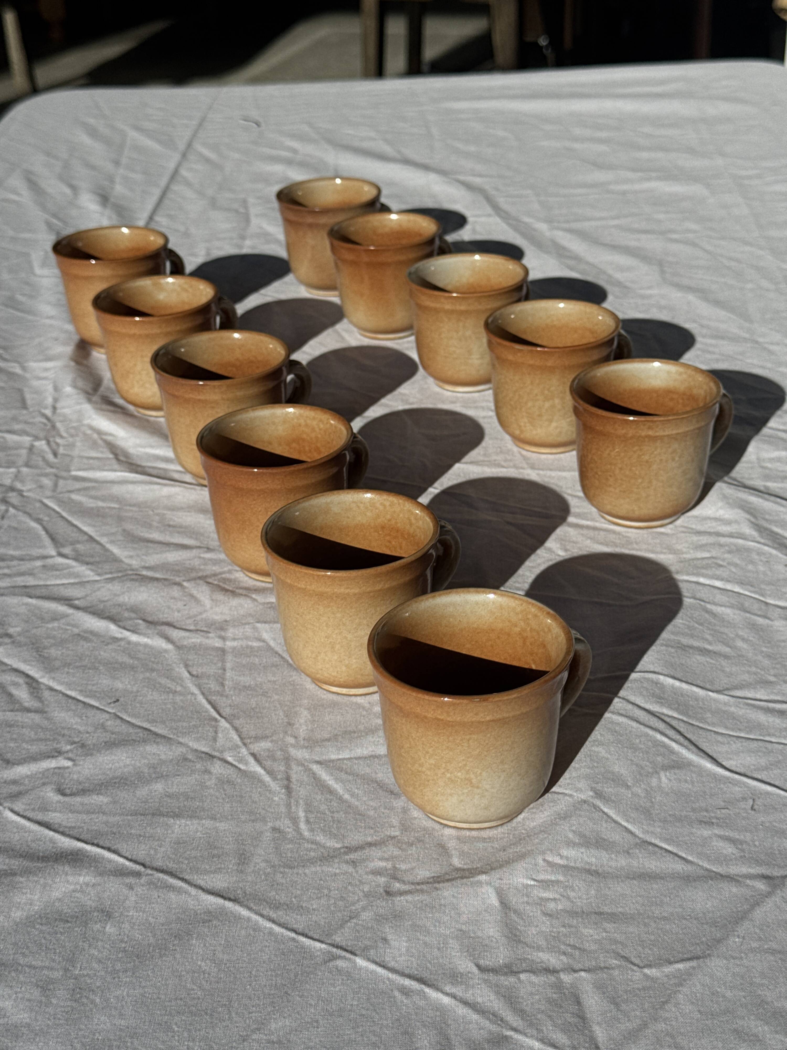 Lot de 11 tasses à café en grès à anse