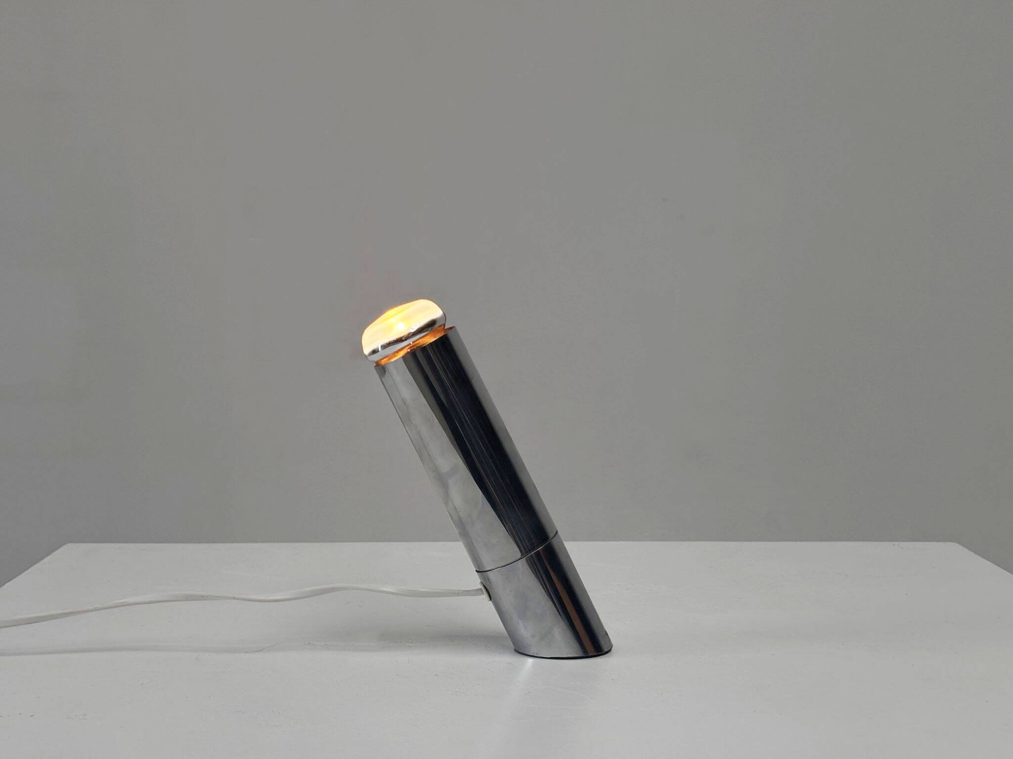 Lampe de table élégante en chrome