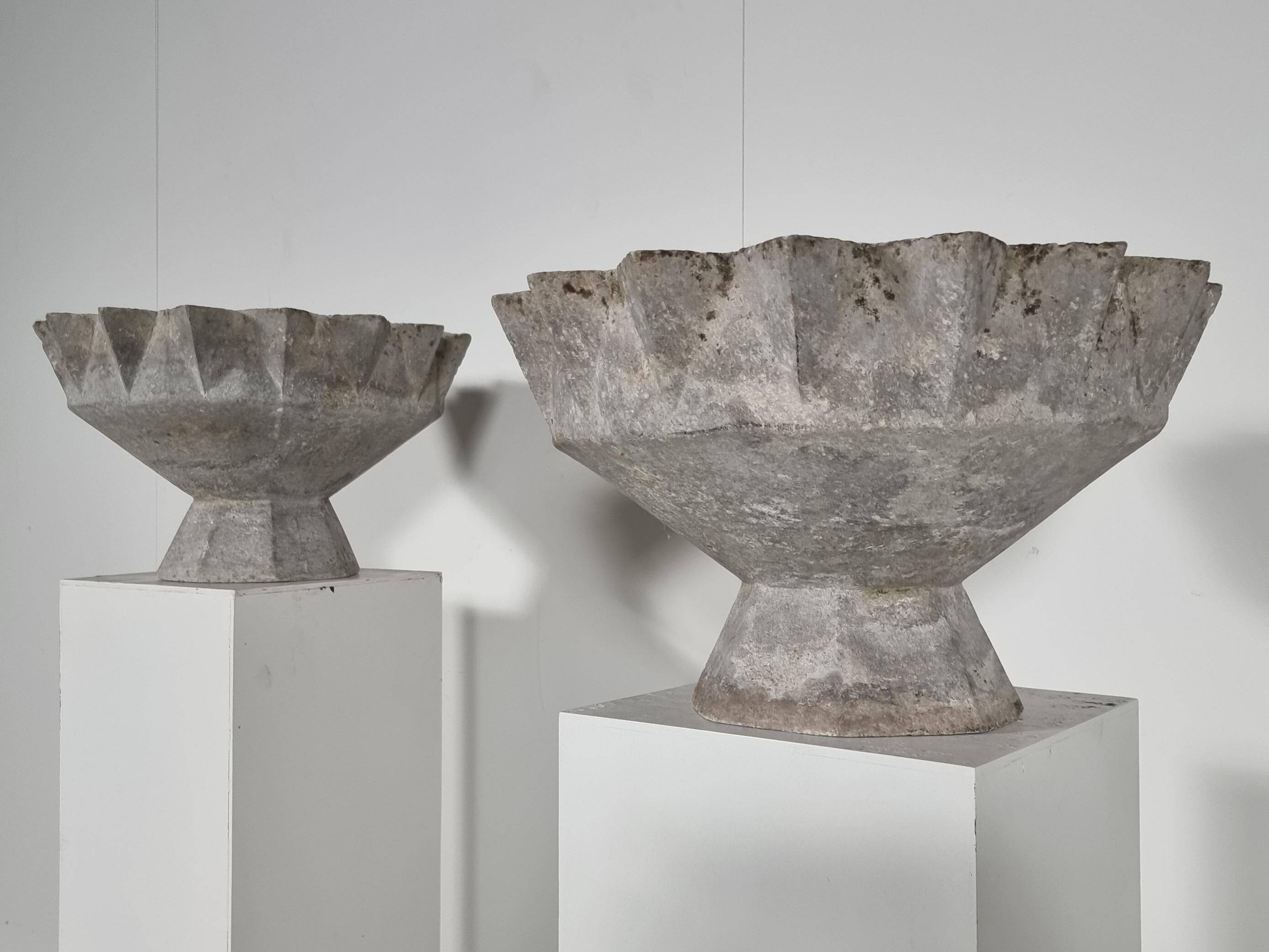 Set of 2 chalice-shaped planters by Willy Guhl, 1970.