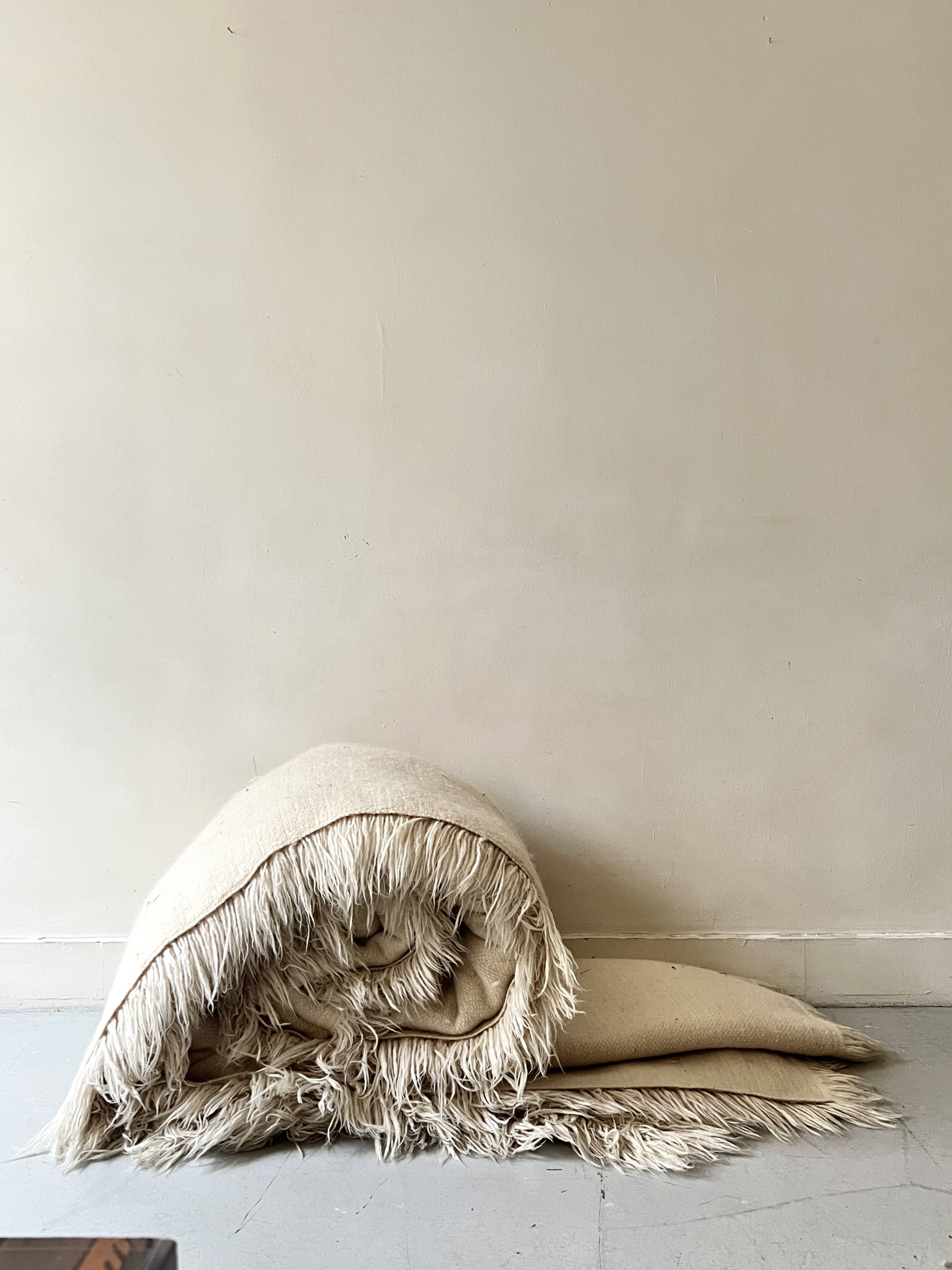 Grand tapis en laine naturelle shaggy / flokati tissé à la main blanc cassé