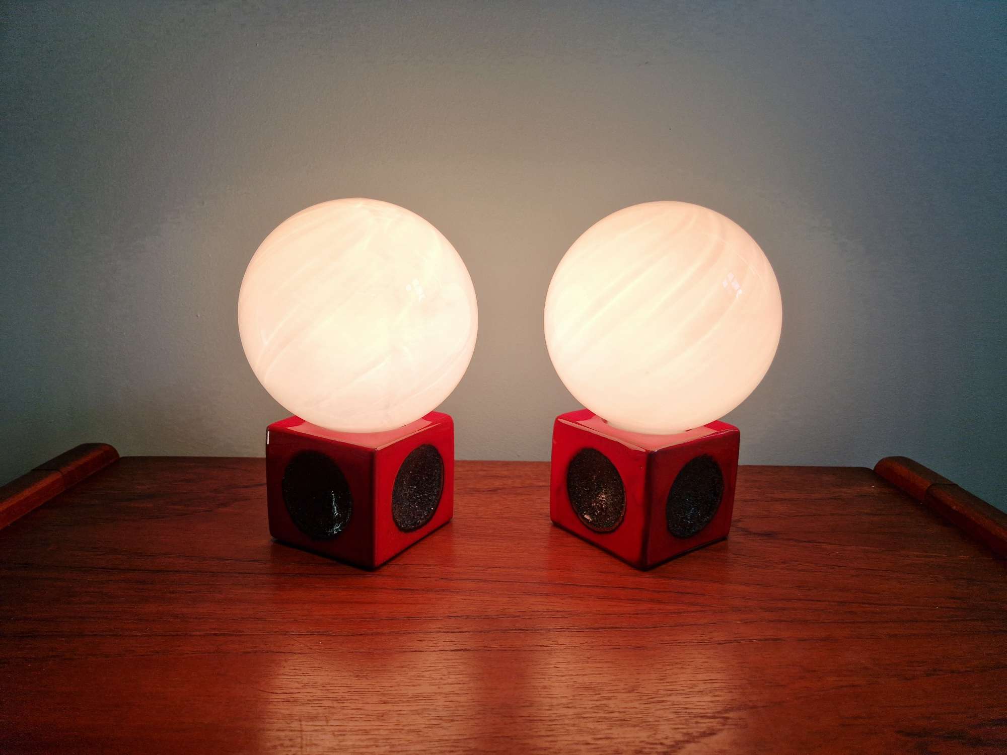 Paire de lampes de chevet en céramique rouge et opaline blanche, 1970