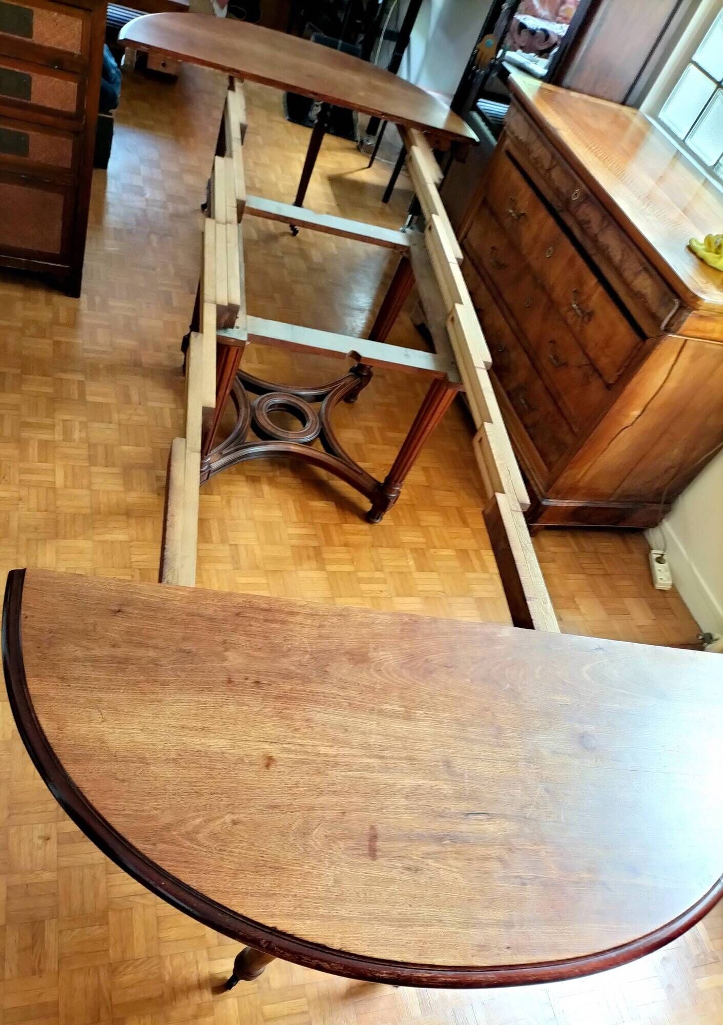 Oval centre table in solid mahogany from the Directoire, Empire period.