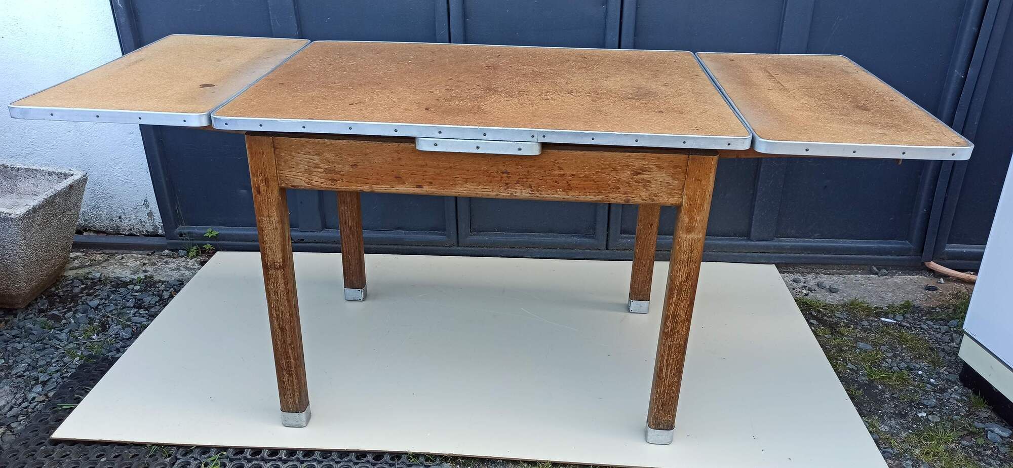 Table "Mado" aluminum turn with 2 extension cords