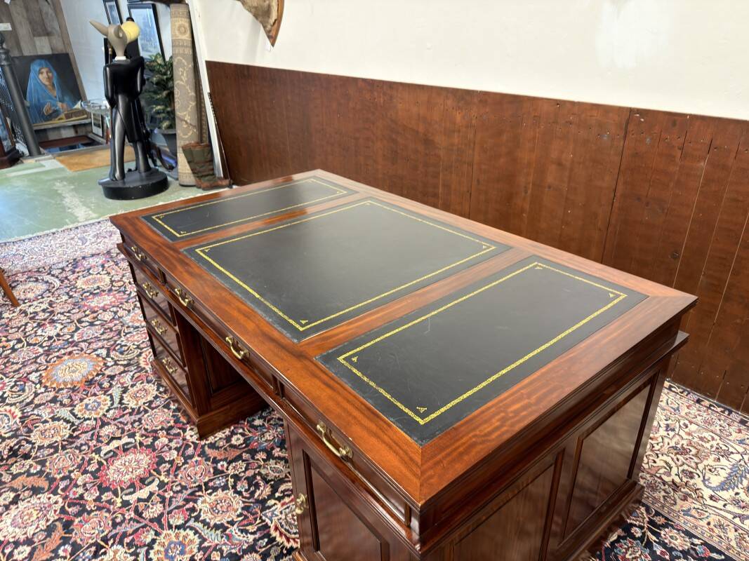 Large English Chesterfield Desk Partnerdesk