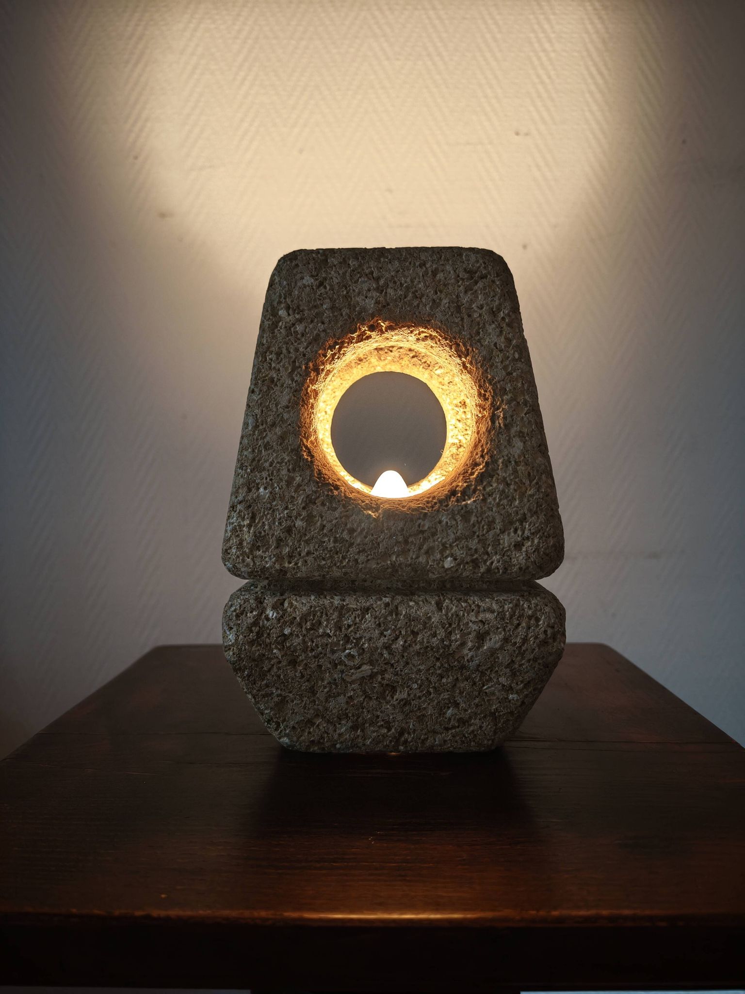 Sculptural lamp in stone 1960-70