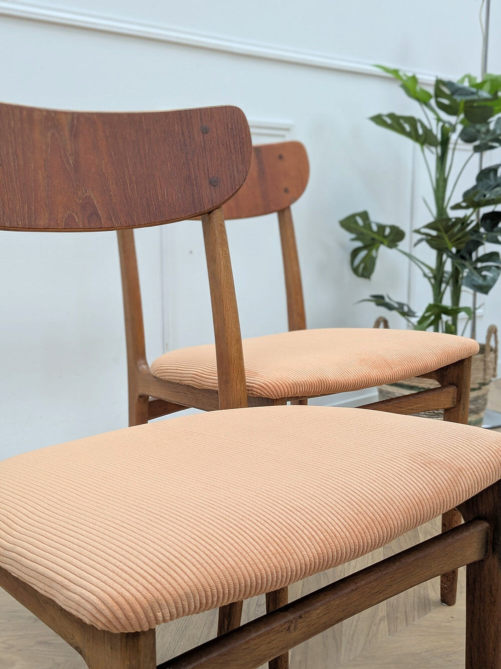 Set of 2 vintage chairs