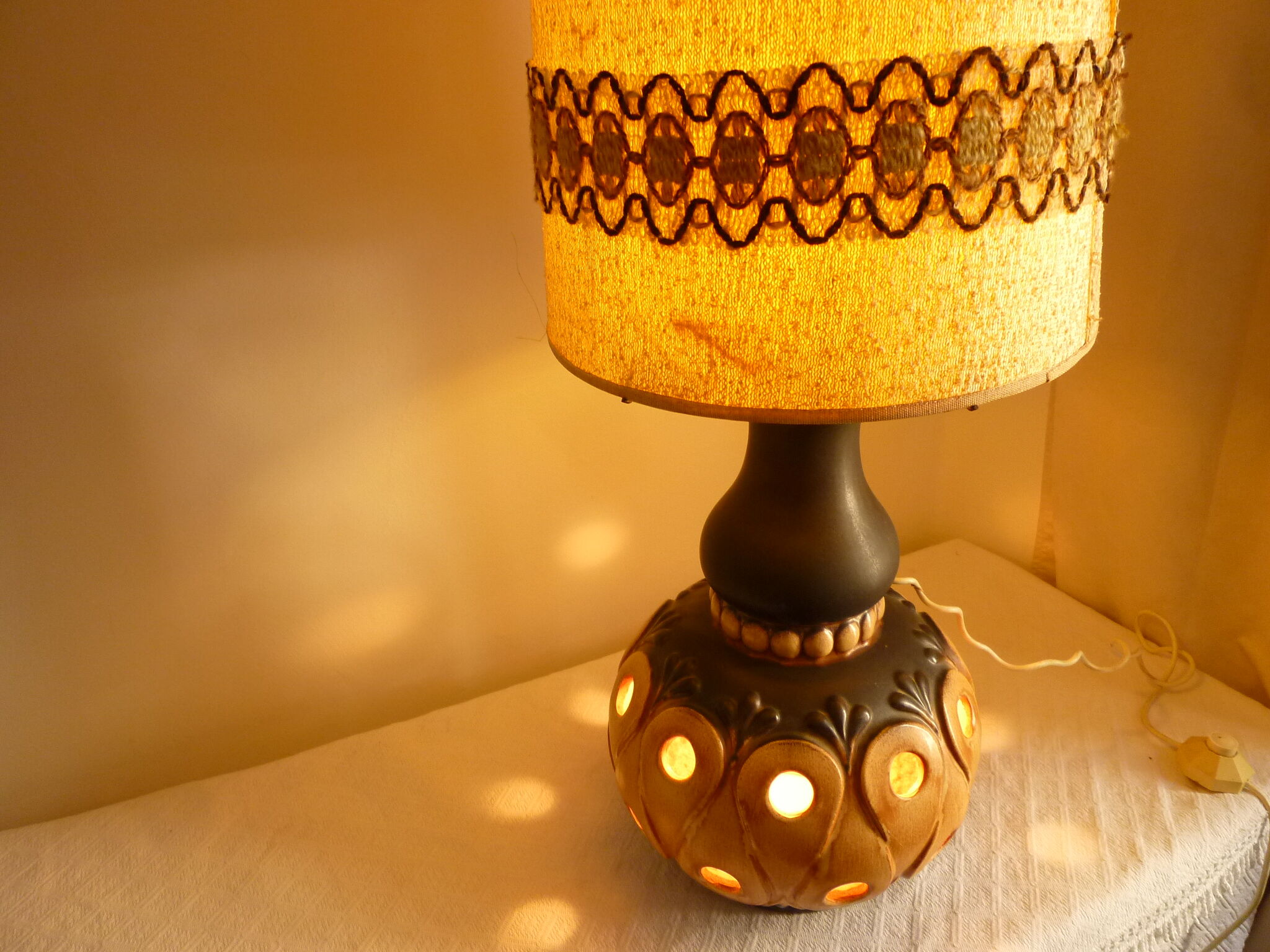 Openwork ceramic table lamp