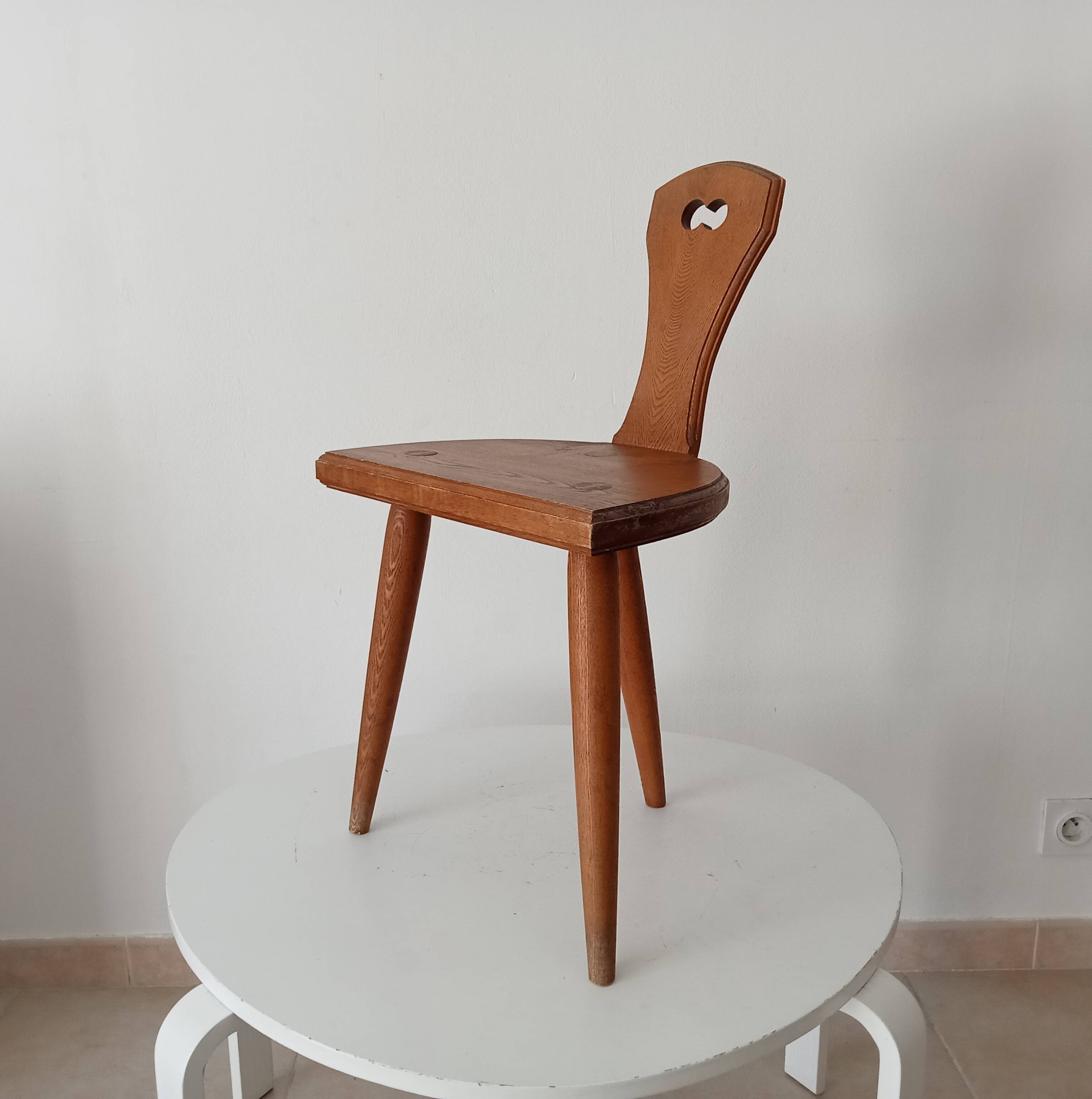 Low brutalist tripod chair in solid oak from the 1960s.