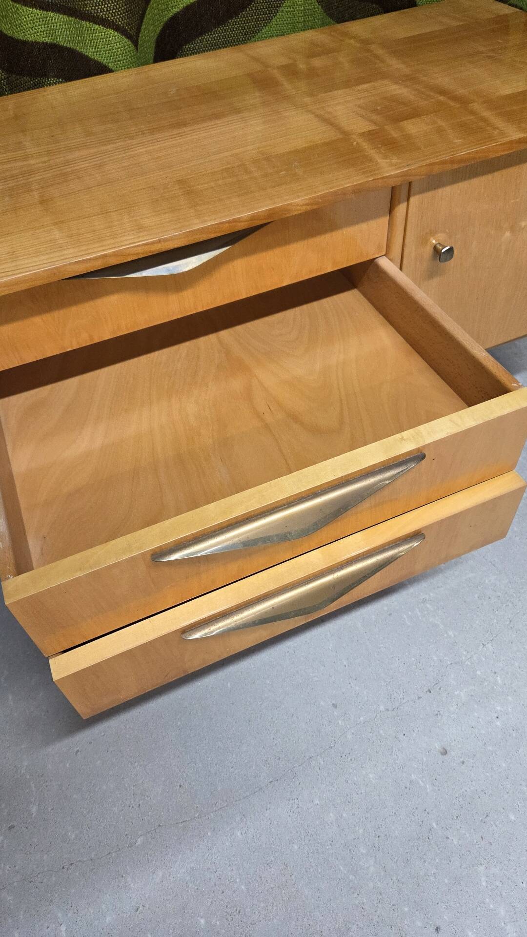 Vintage low enfilade from the 50s/60s – sculptural handles & tapered legs