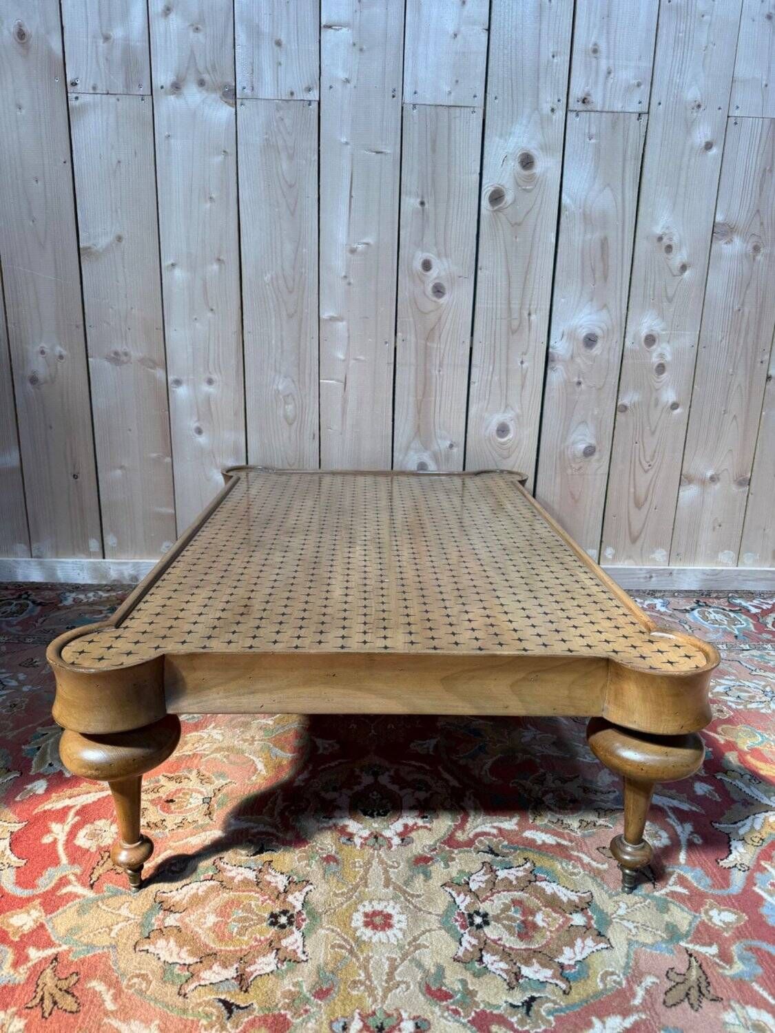 English Victorian coffee table - Brass turned legs - Patterned top