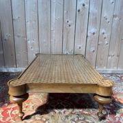 Table basse victorienne anglaise - Pieds toupie laiton – Plateau à motifs é