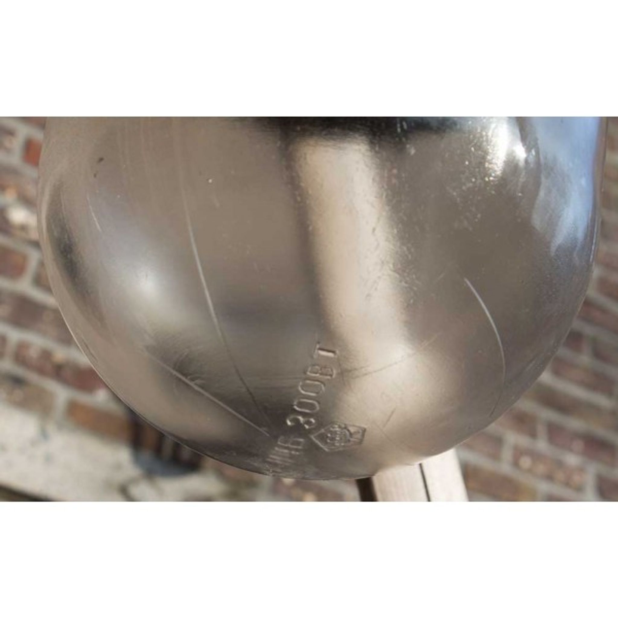 Industrial aluminum lamp with glass globe