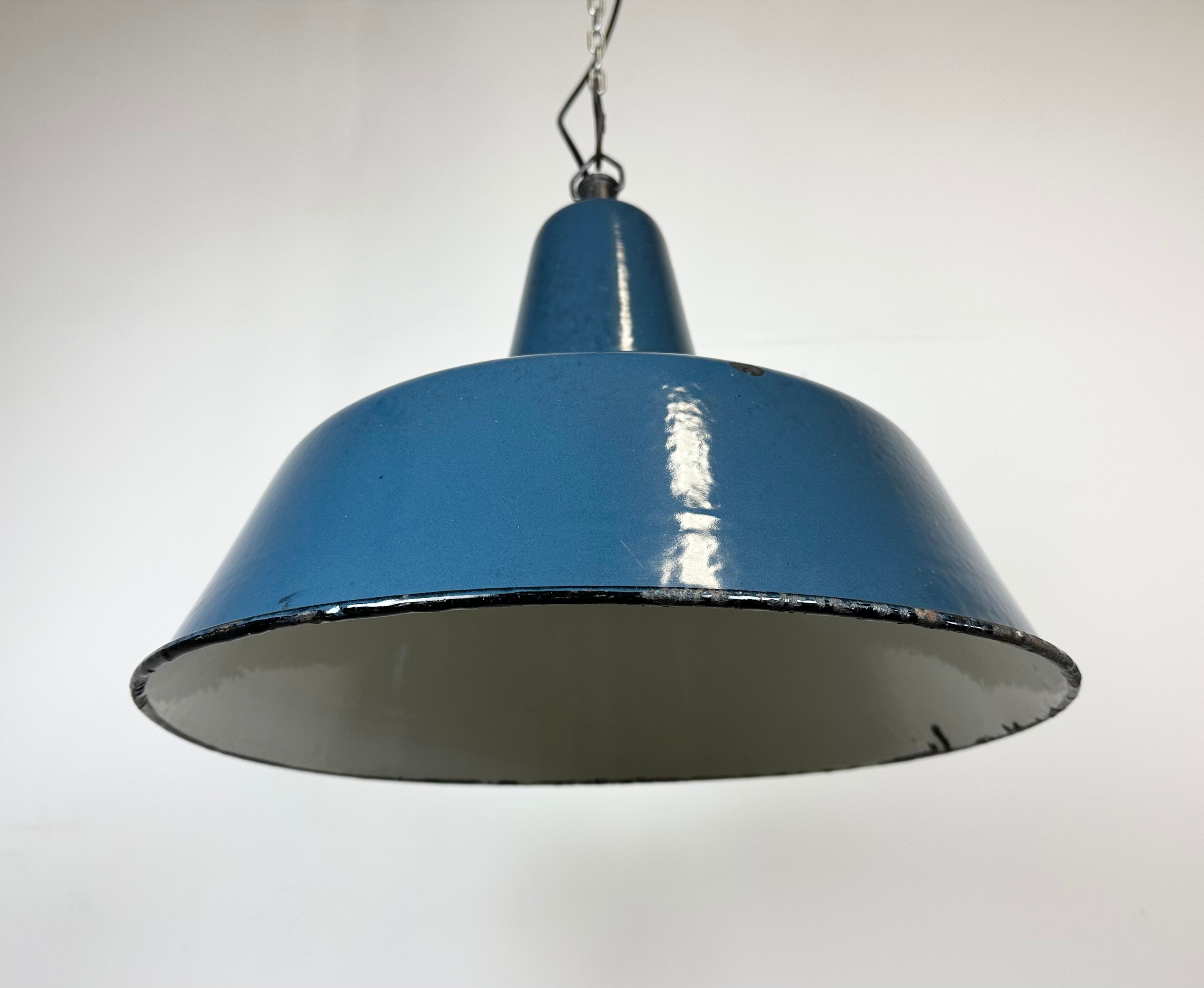 Suspension industrielle en émail bleu d’usine, années 1960