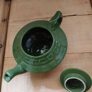 Théière verte en faïence