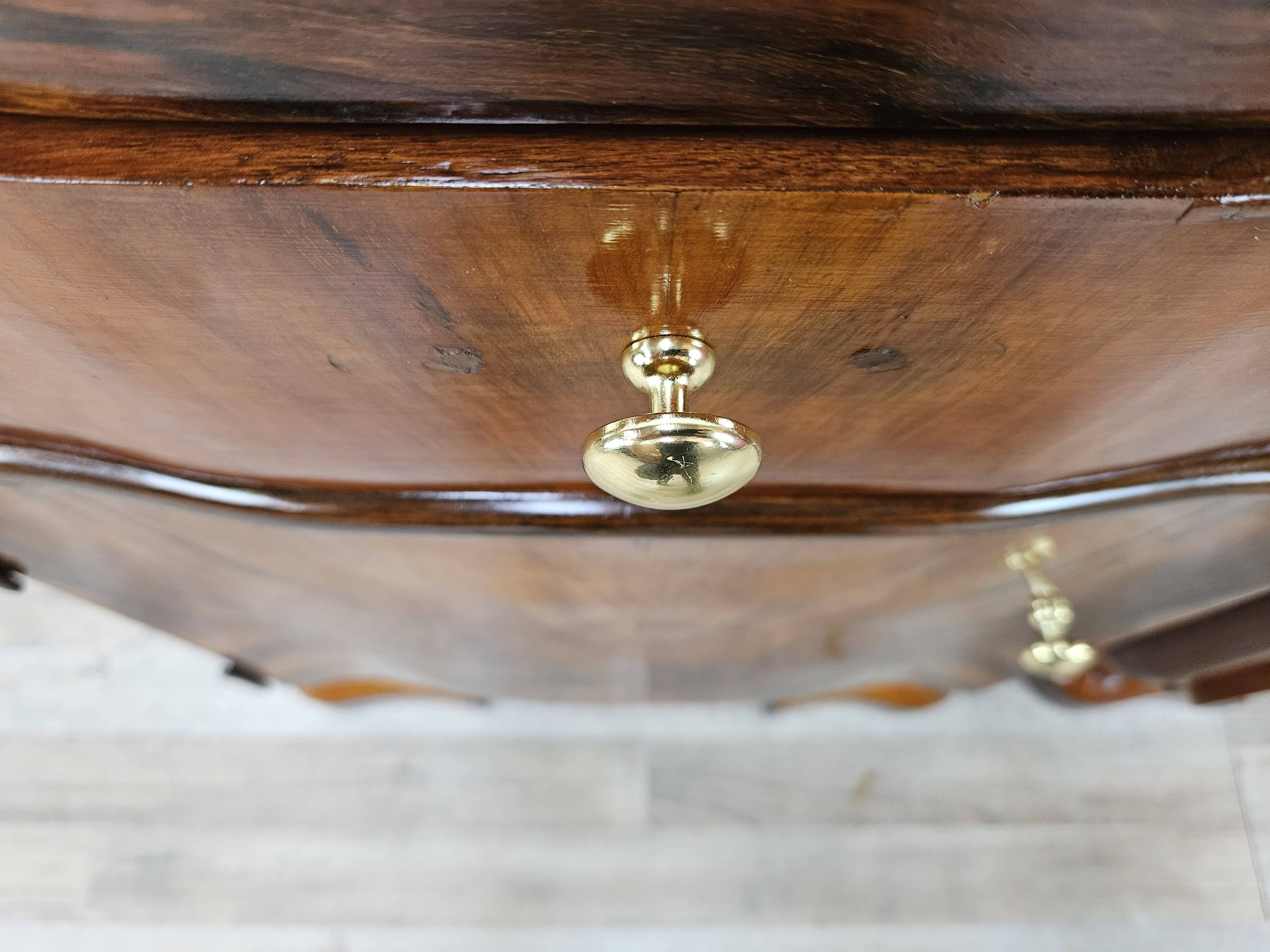 Art Decò bedside tables in walnut burl with brass knobs