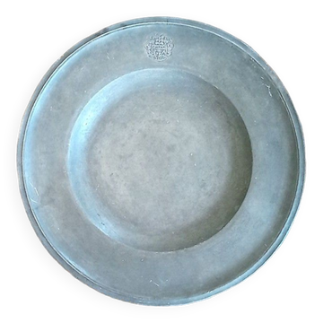 Dish called "à la cardinal" in 18th century pewter - 37.5 cm with coat of arms