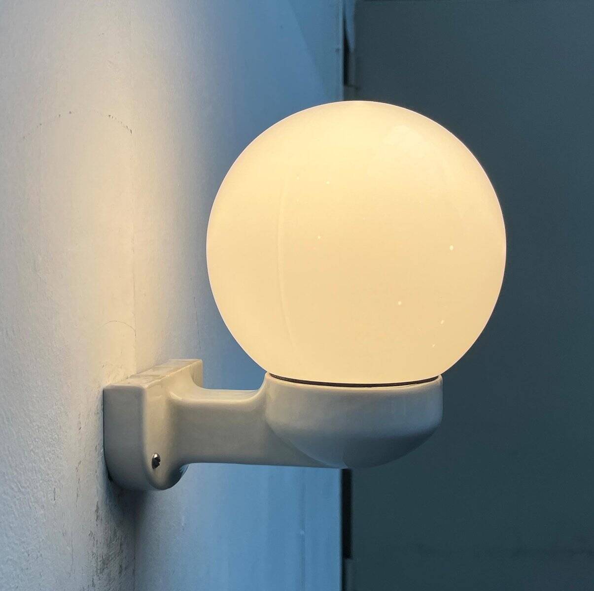 German wall lamp in ceramic and glass from the mid-century, Siemens, 1950s.