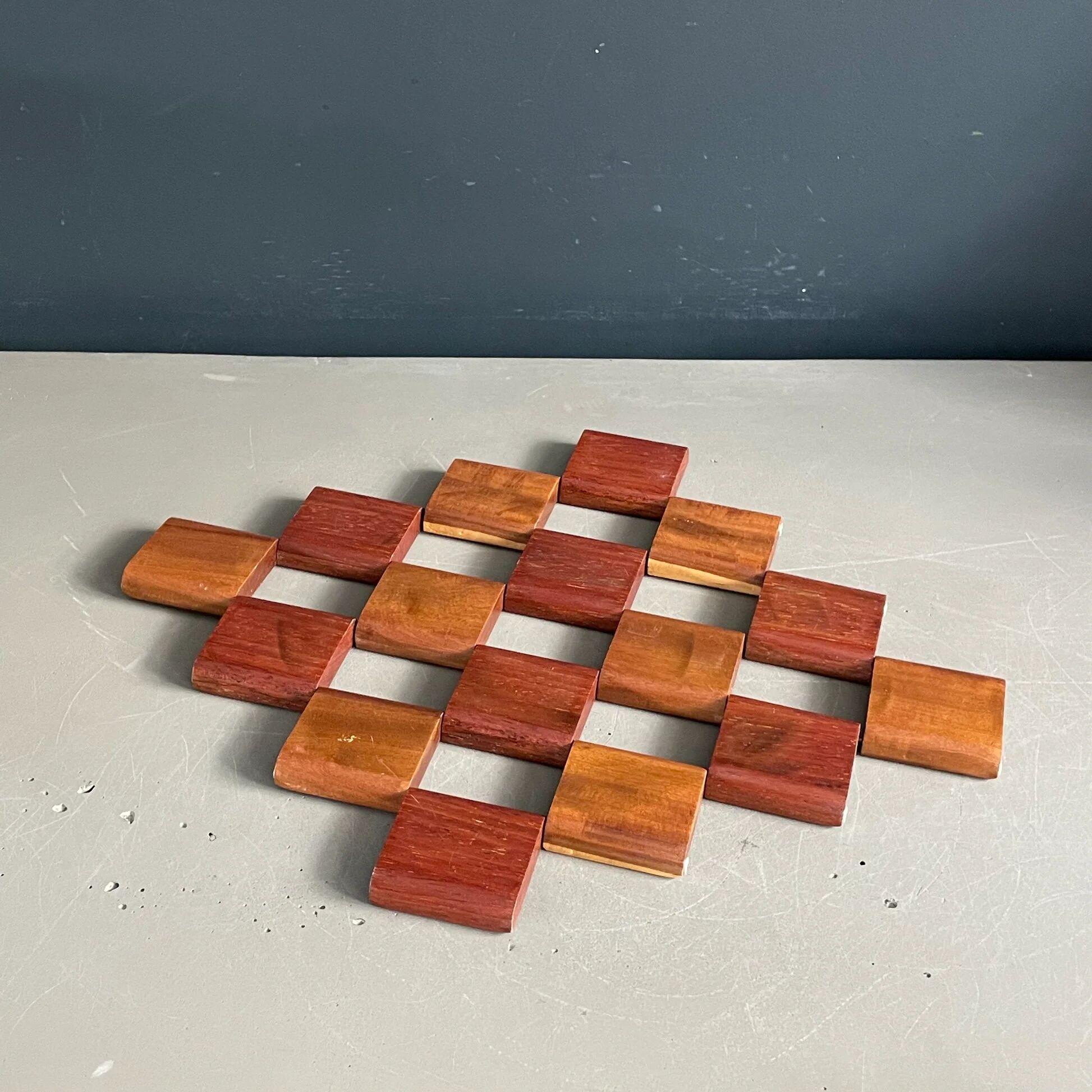 Dessous de plat articulé en bois