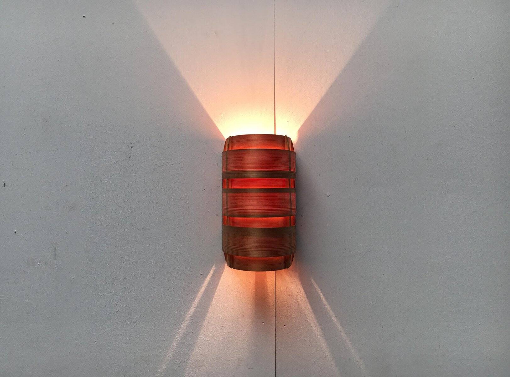 Edda V155 wall lamp in teak from the mid-century by Hans-Agne Jakobsson for Ellysett AB, 1950s.