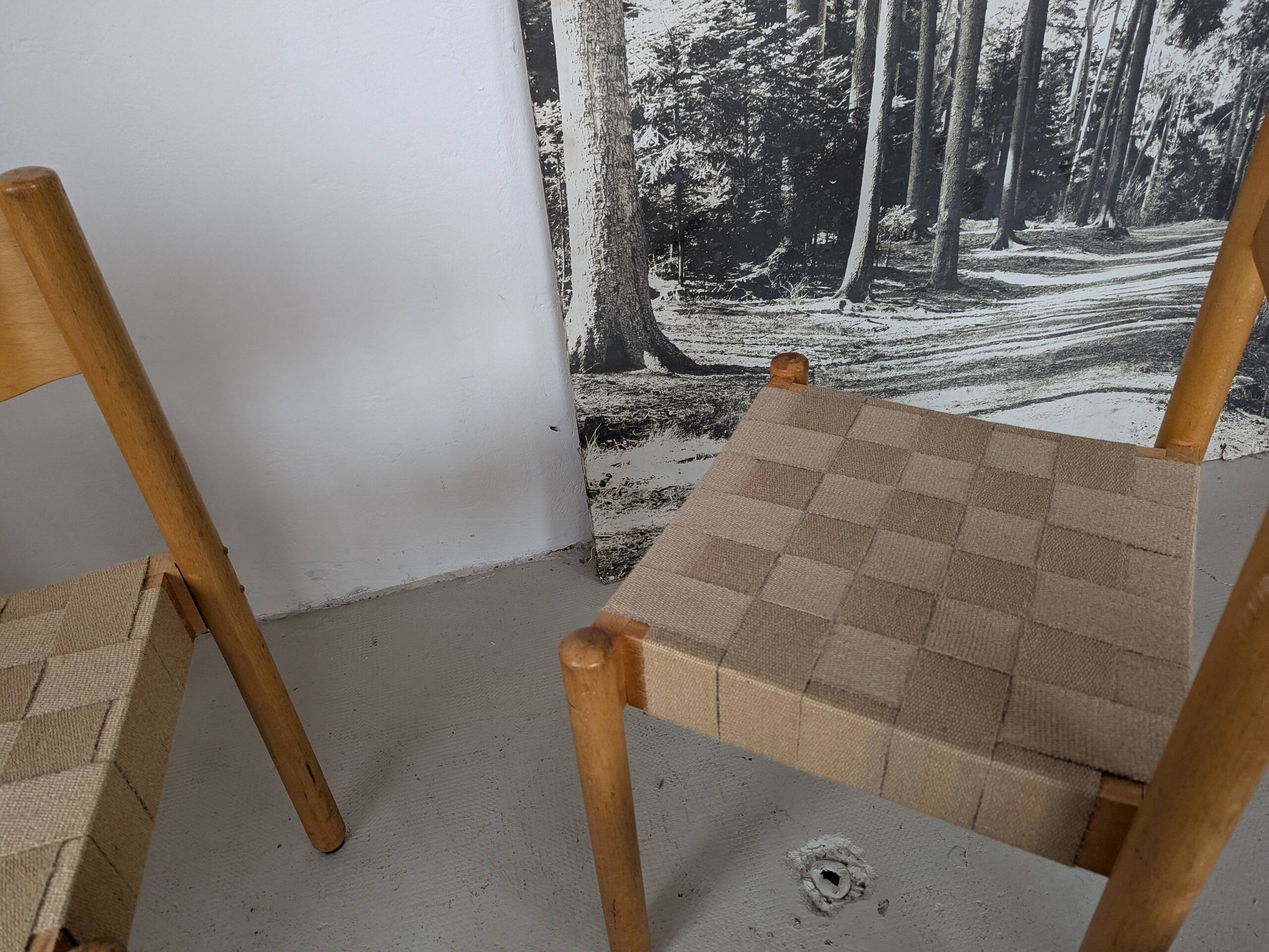 Set of 6 stackable chairs in beech and jute.