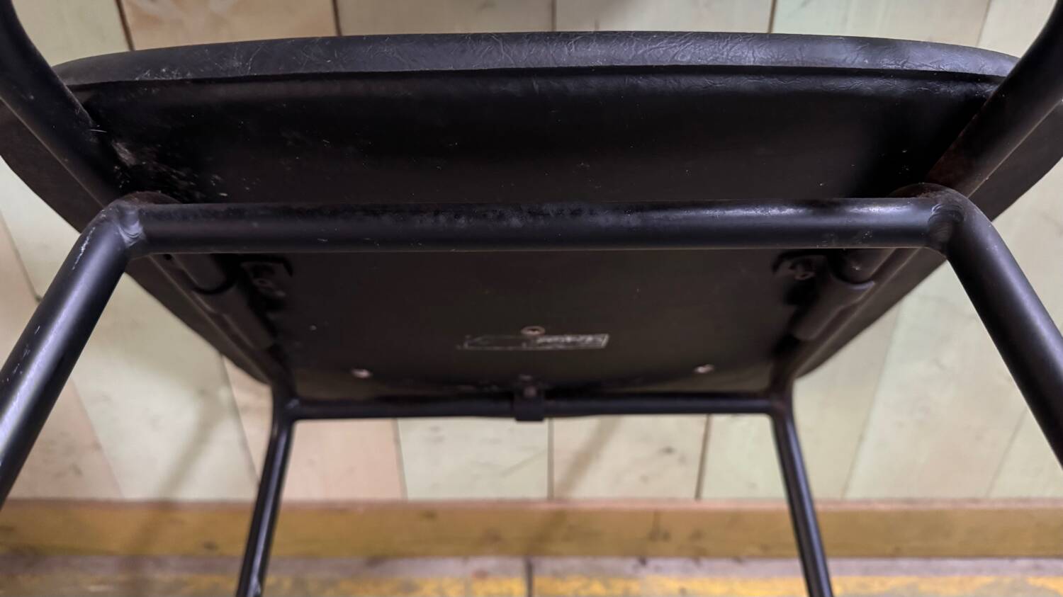 Airborne chair in vintage vinyl