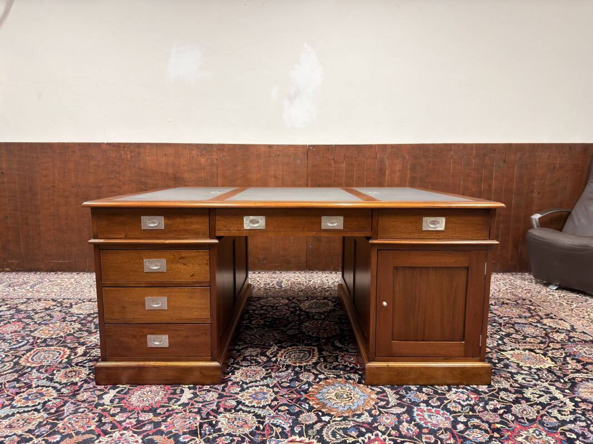 Large Classic English Chesterfield Desk Partnerdesk