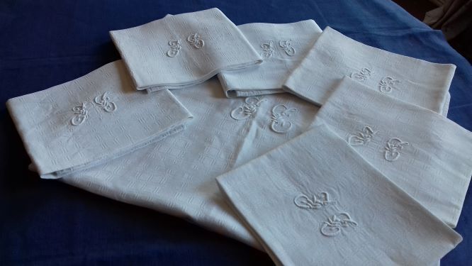 Lot d'un service de table comprenant une nappe et 6 serviettes