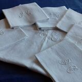 Lot of a table service including a tablecloth and 6 towels