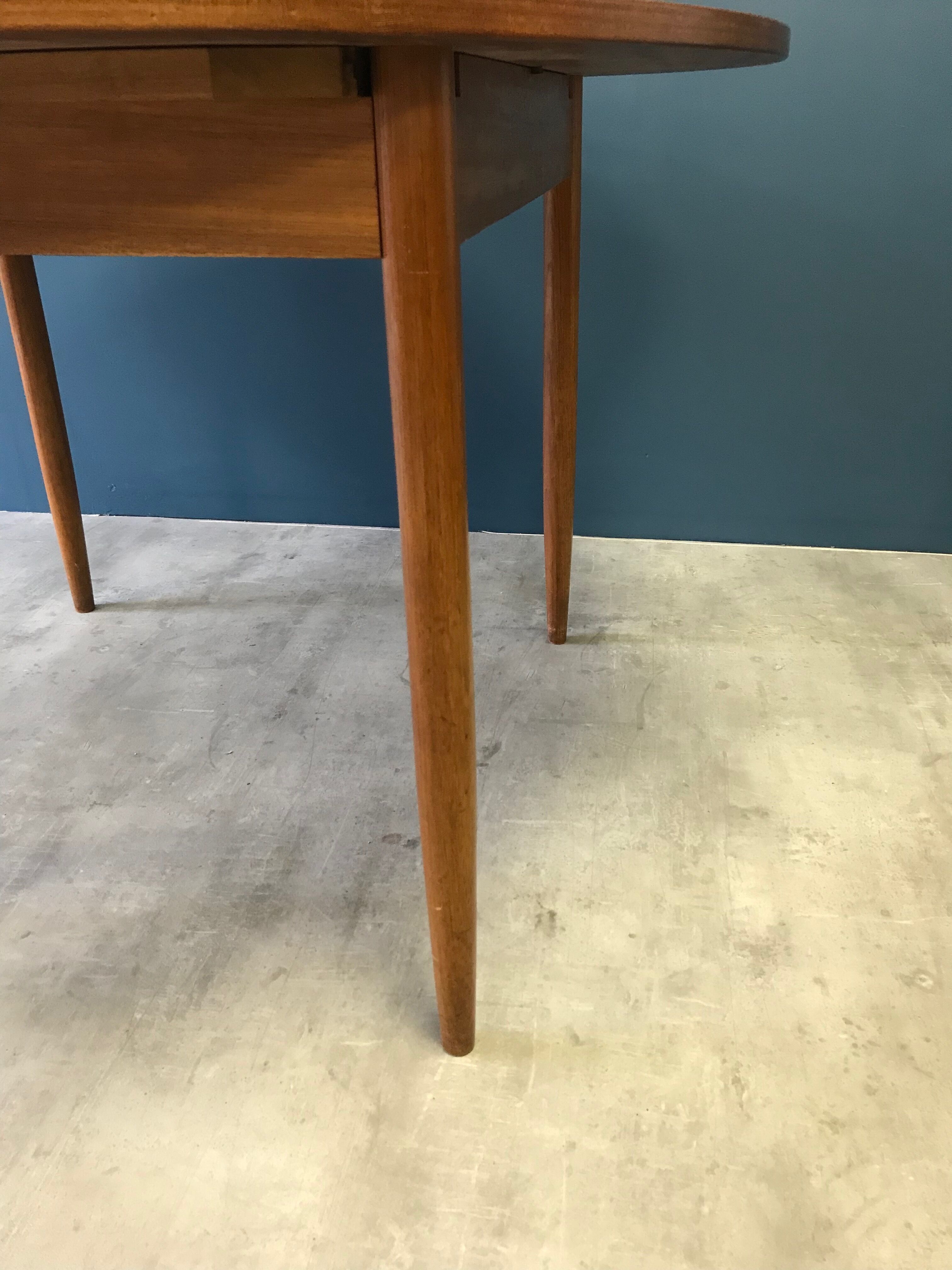 Vintage expandable round table