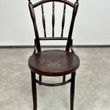 Curved wooden dining chairs by Thonet Mundus