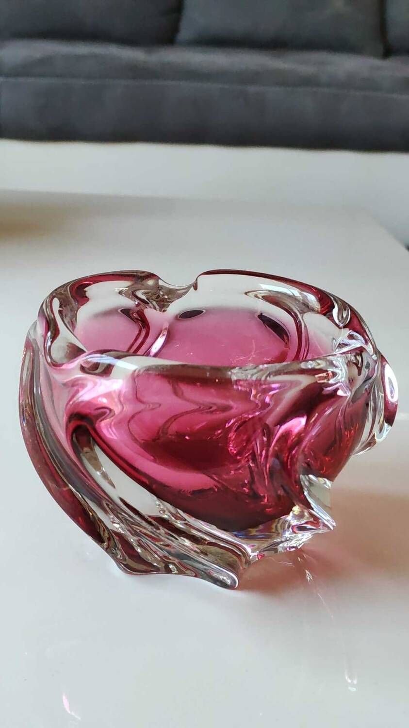 Ashtray/empty pocket, in blown Art glass, Murano/Italy. Organic floral shape. Pink tones