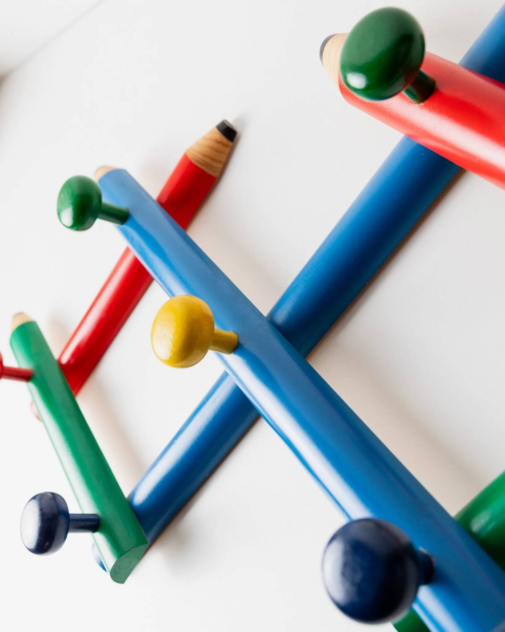 Vintage coat rack from the 1980s in the style of Pierre Sala, Memphis style, pencil pattern, extendable, 7 hooks.