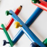 Vintage coat rack from the 1980s in the style of Pierre Sala, Memphis style, pencil pattern, extendable, 7 hooks.