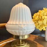 Lampe à poser globe vintage blanc art déco, socle laiton