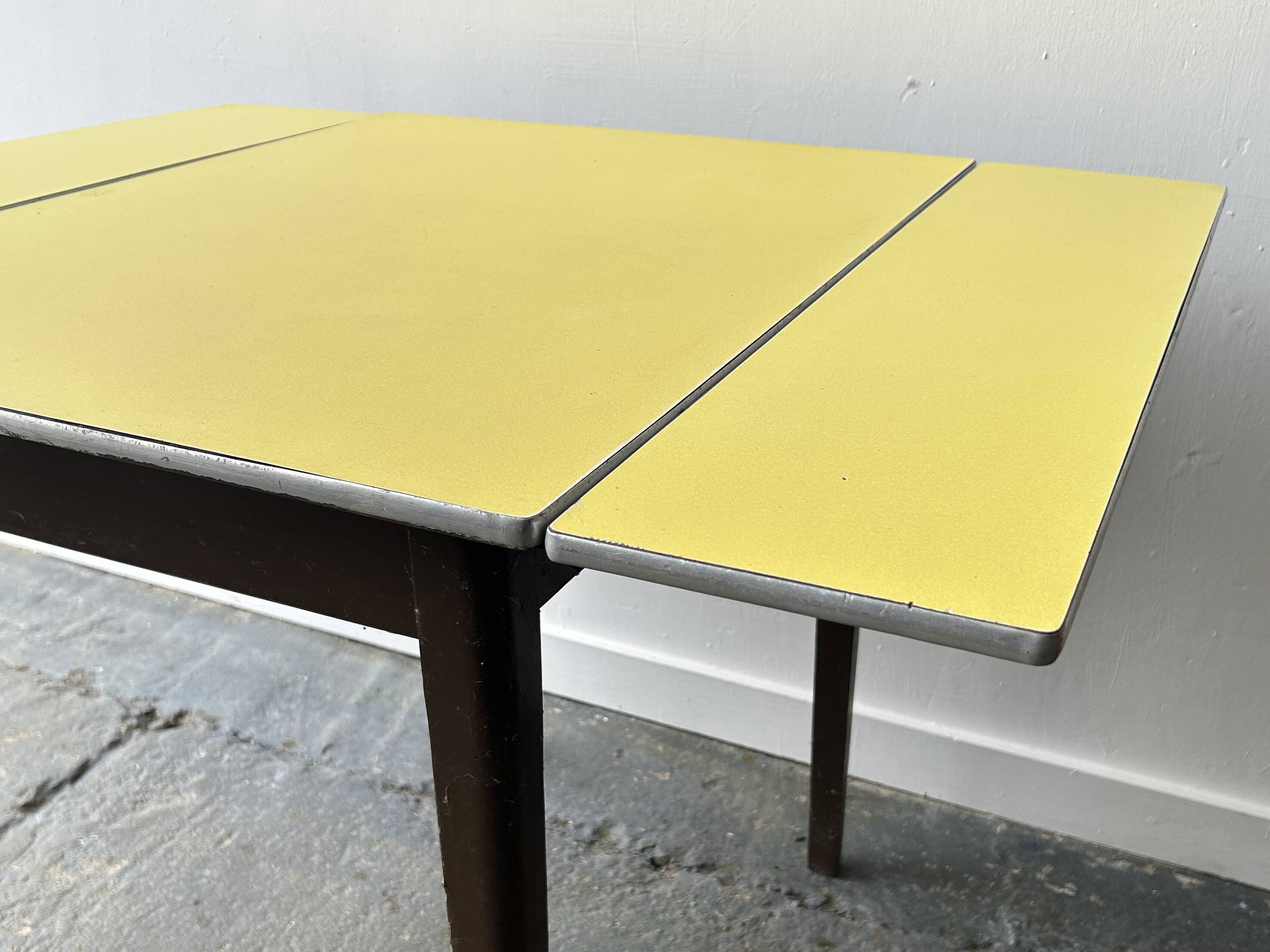 Mid-Century vintage 1960s dining / kitchen / Formica drop leaf table