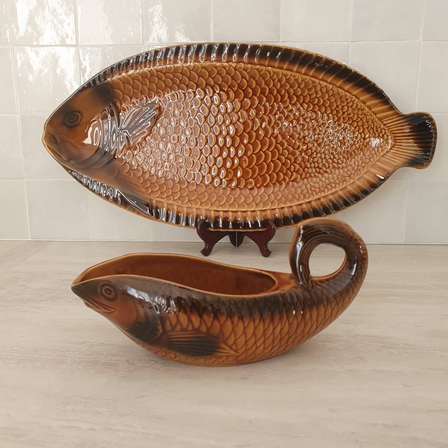 Sarreguemines / Large serving platter and matching fish-shaped sauce boat